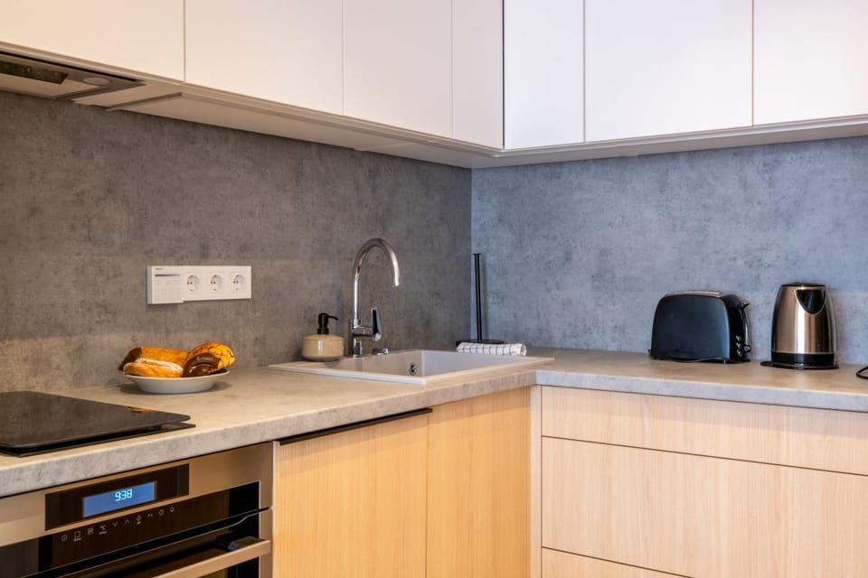 Coffee/tea facilities, Kitchen or kitchenette, stove, toaster