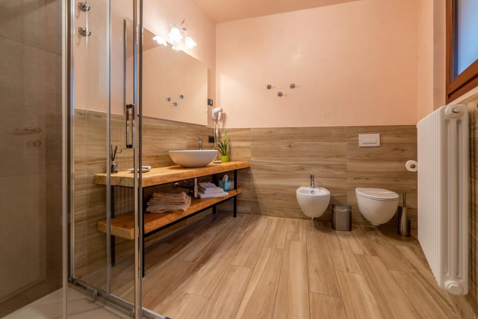 Shower, Toilet, Bathroom, bidet, towels