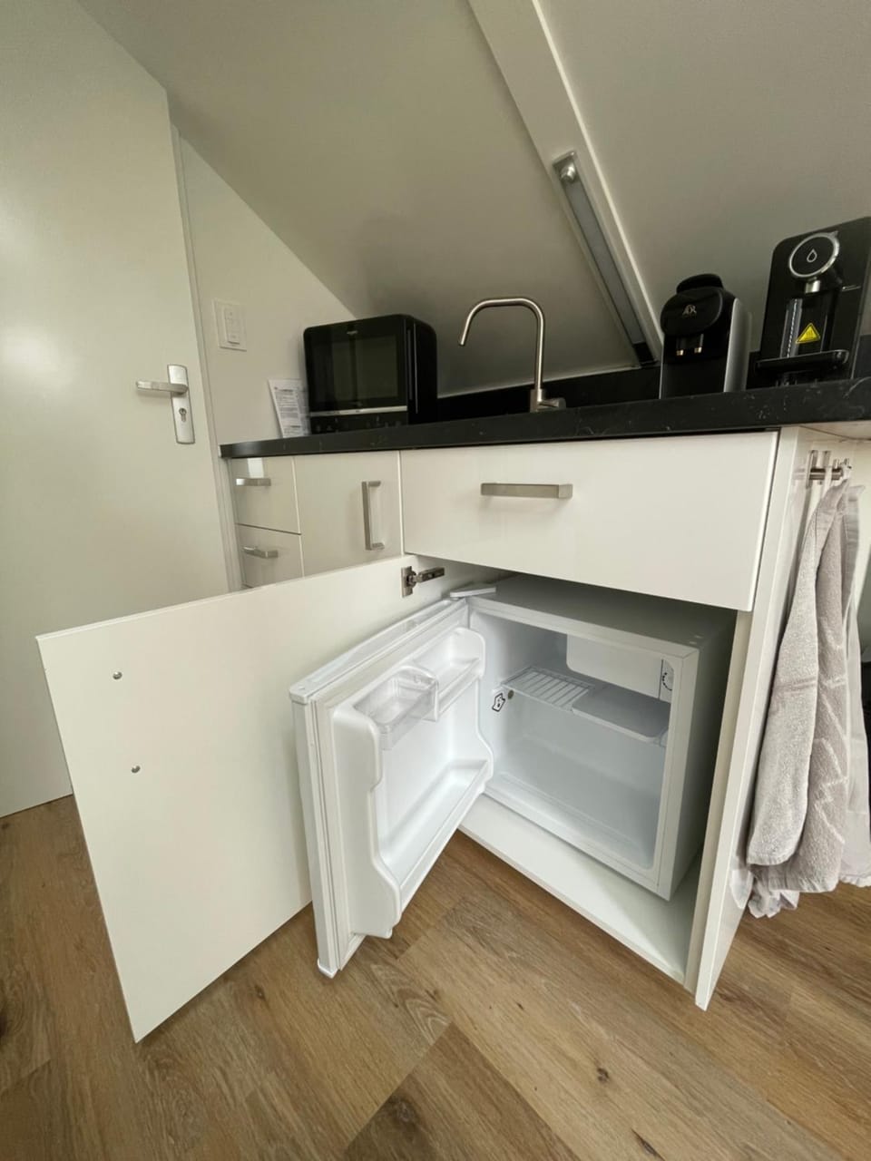Kitchen or kitchenette, minibar, kitchen