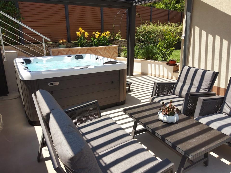 Patio, Day, Natural landscape, Hot Tub, Seating area