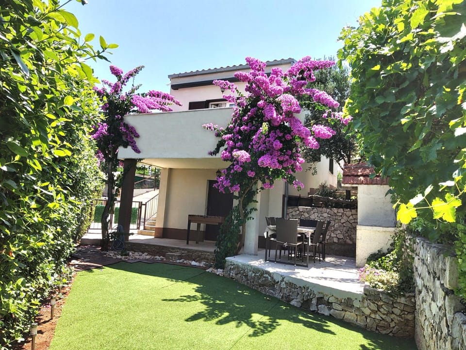 Property building, Garden, Balcony/Terrace