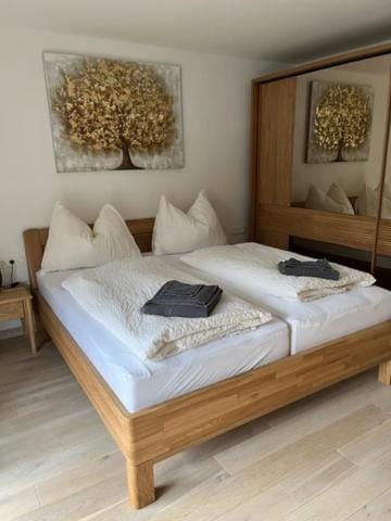 Bed, Bedroom, towels