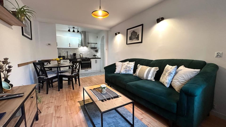 Bed, Photo of the whole room, Seating area, Dining area
