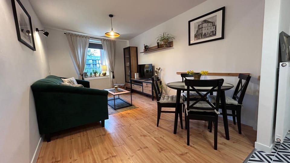 Photo of the whole room, Seating area, Dining area, towels