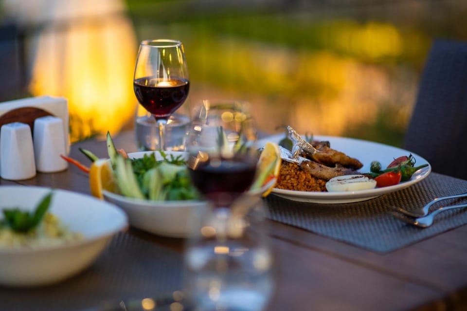 Restaurant/places to eat, Food, Dinner, Alcoholic drinks