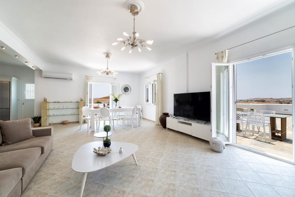 TV and multimedia, Living room, Seating area, Dining area