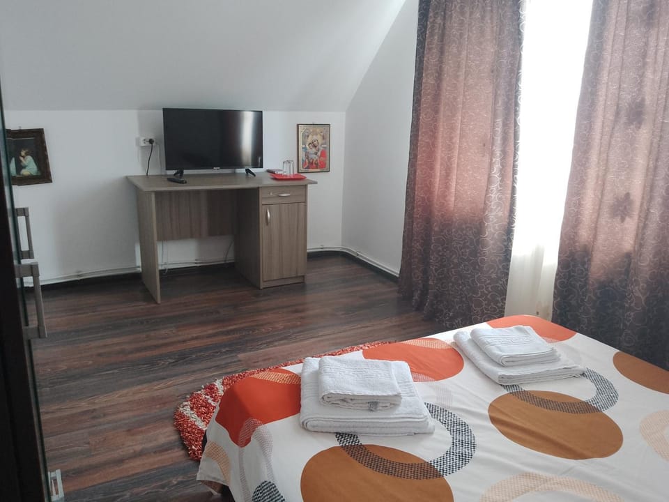 Pensiunea Casa La Cabană Girov Bed and Breakfast in Romania