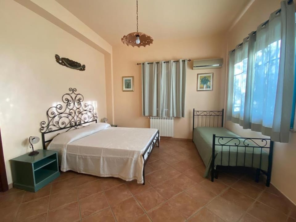 Photo of the whole room, Bedroom, air conditioner