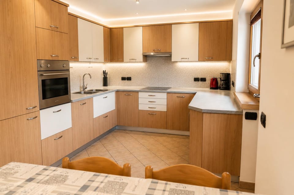 Kitchen or kitchenette, Dining area, dishwasher, oven, pet friendly, stove, toaster