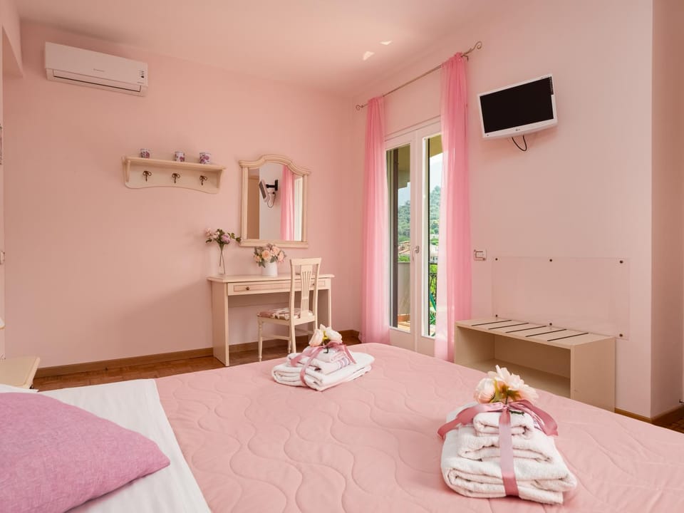 Bed, TV and multimedia, Bedroom, towels, air conditioner