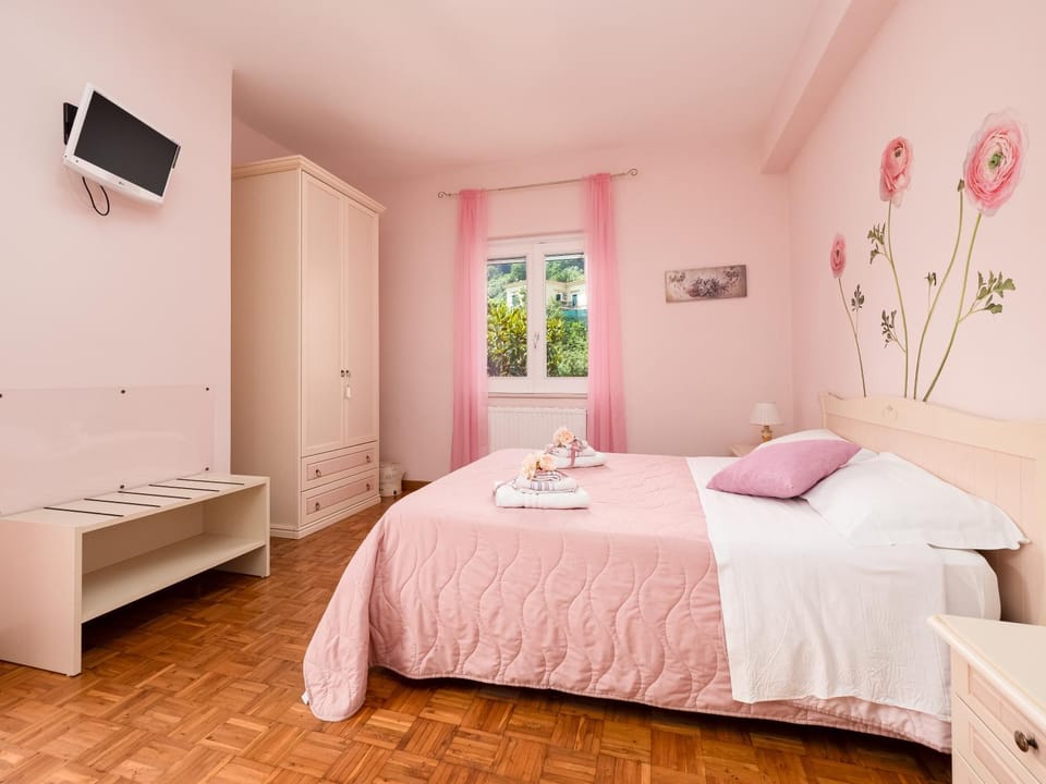 Bed, TV and multimedia, Photo of the whole room, Bedroom, wardrobe
