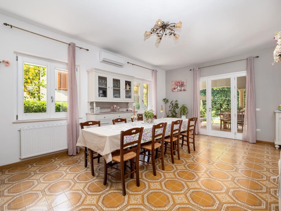 Patio, Dining area, Garden view, furniture