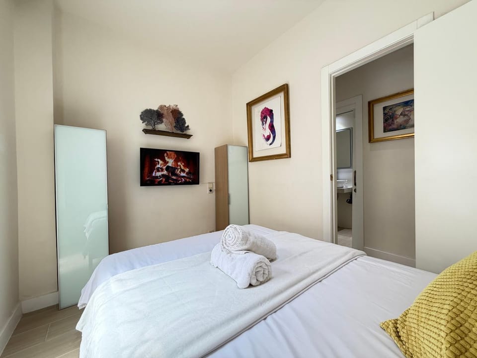 Bed, Bedroom, towels, wardrobe