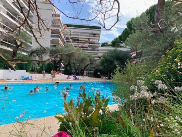 studio dans résidence avec piscine Apartment in Antibes