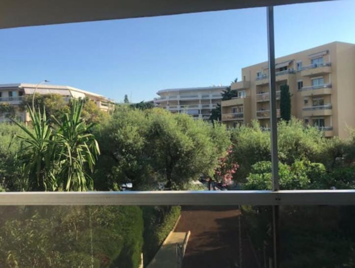studio dans résidence avec piscine Apartment in Antibes