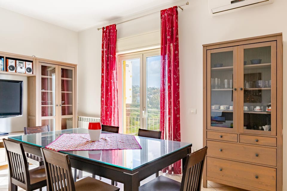 Photo of the whole room, Dining area