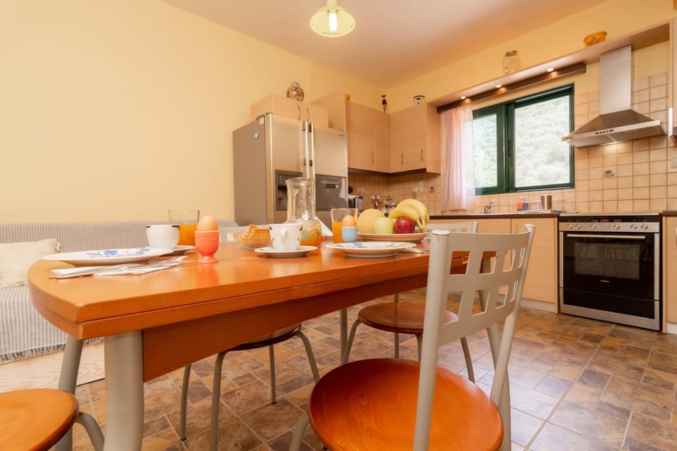 Dining area, kitchen