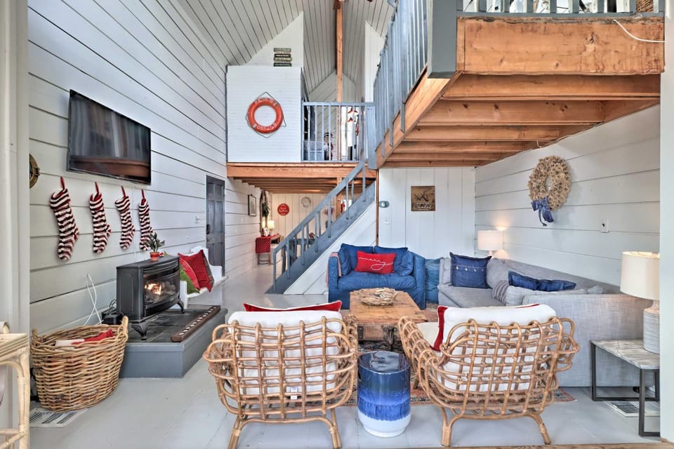 'The Chalet on Sinclair' w/ Private Dock & Kayaks! House in Lake Sinclair