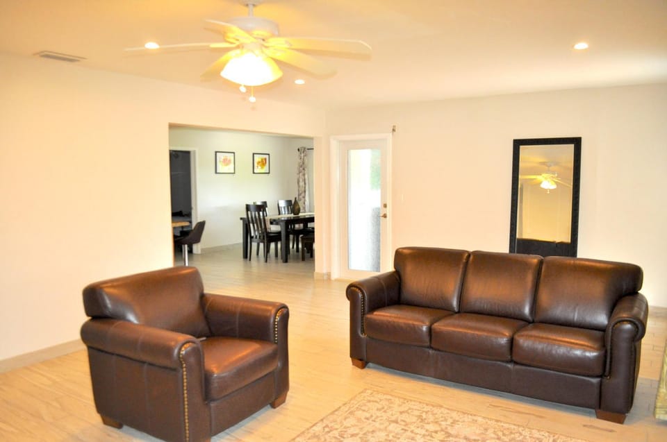 Bike to the beach, walk to restaurants, heated pool, secluded House in Oakland Park