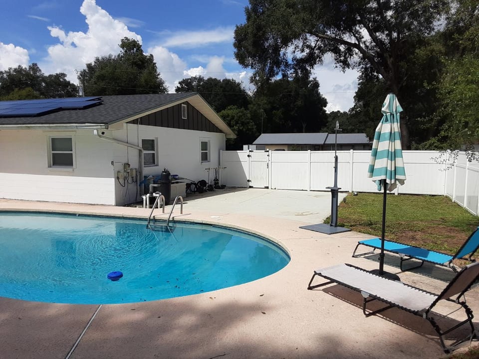 SPACIOUS POOL HOME in North FL House in Keystone Heights