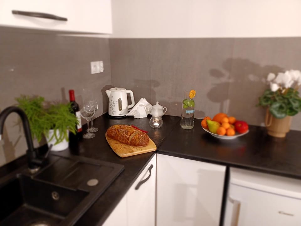 Coffee/tea facilities, Kitchen or kitchenette, Food and drinks, Food, minibar, stove