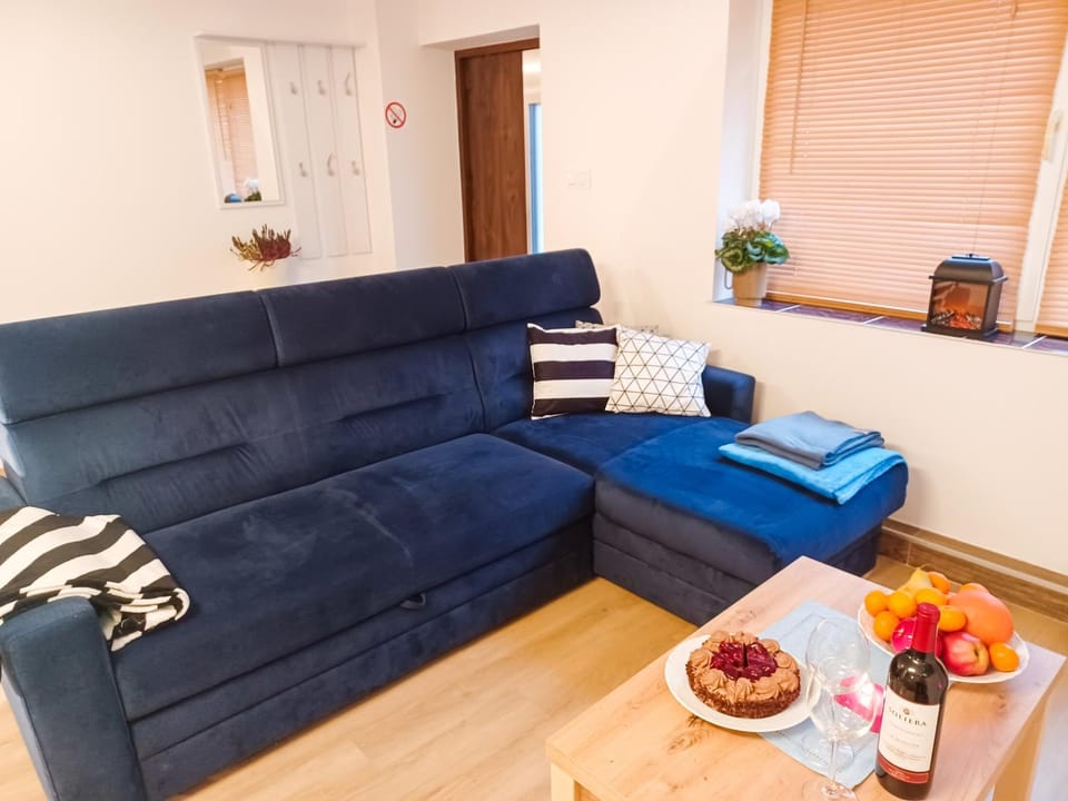 Living room, Food and drinks, Seating area, Dining area, Food