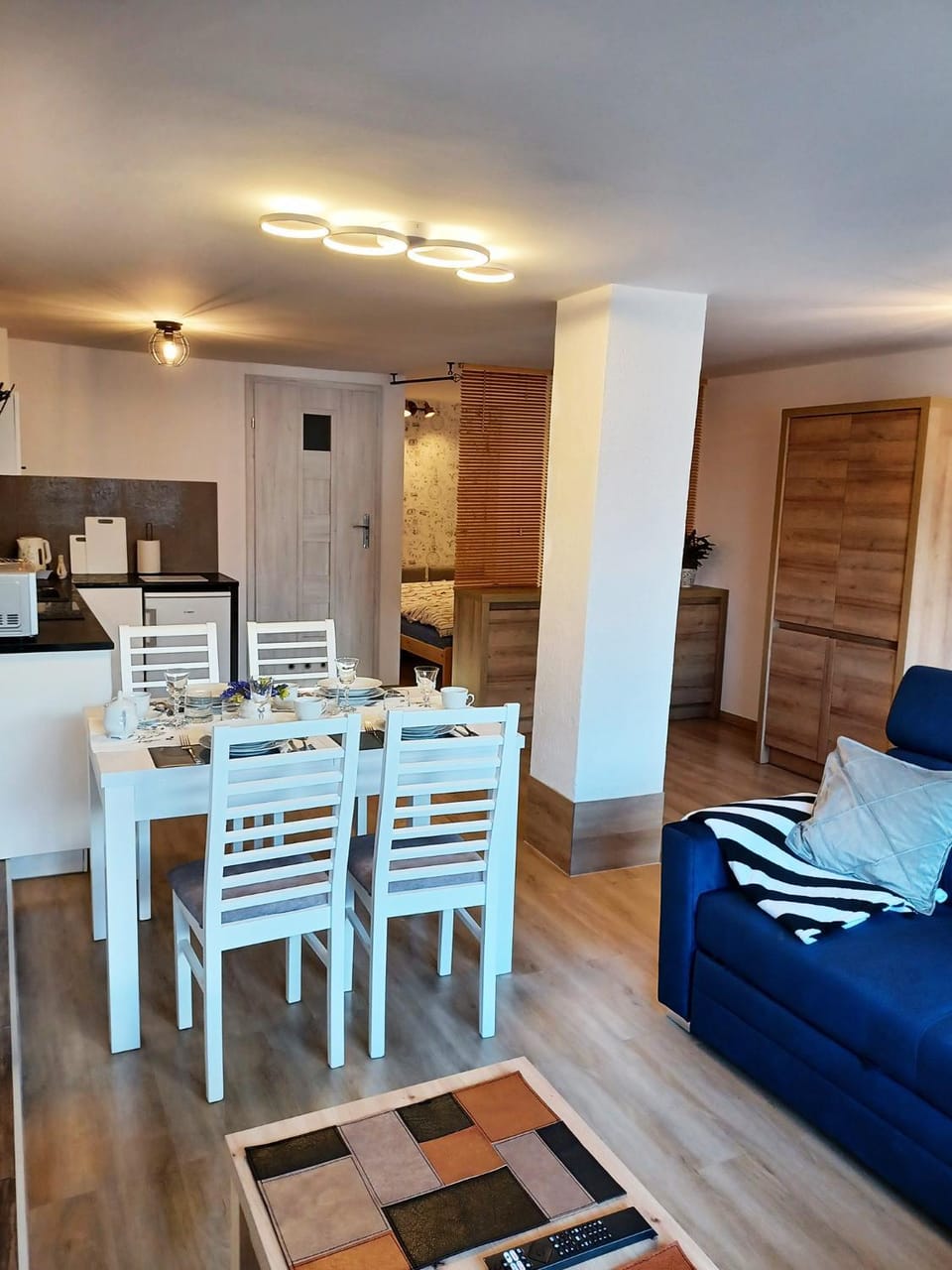 Seating area, Dining area