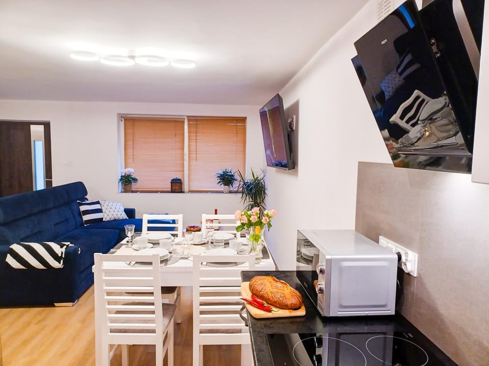 TV and multimedia, Kitchen or kitchenette, Living room, Food and drinks, Seating area, Dining area, Food, minibar