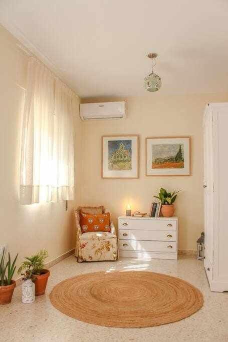 Photo of the whole room, Bedroom, wardrobe