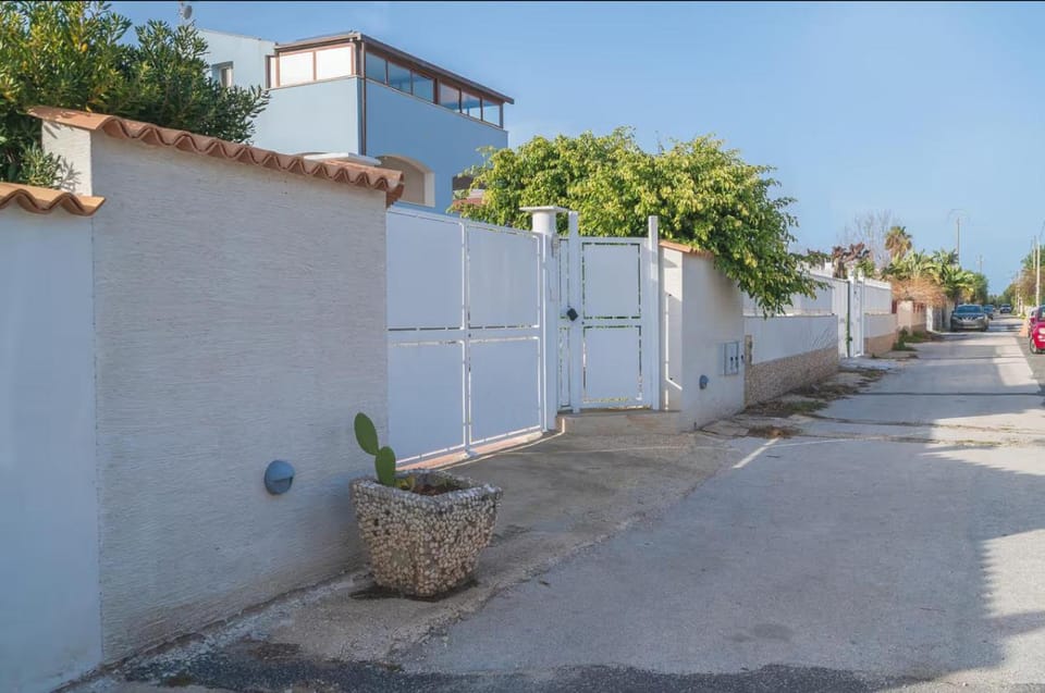 Property building, Day, Neighbourhood, Street view