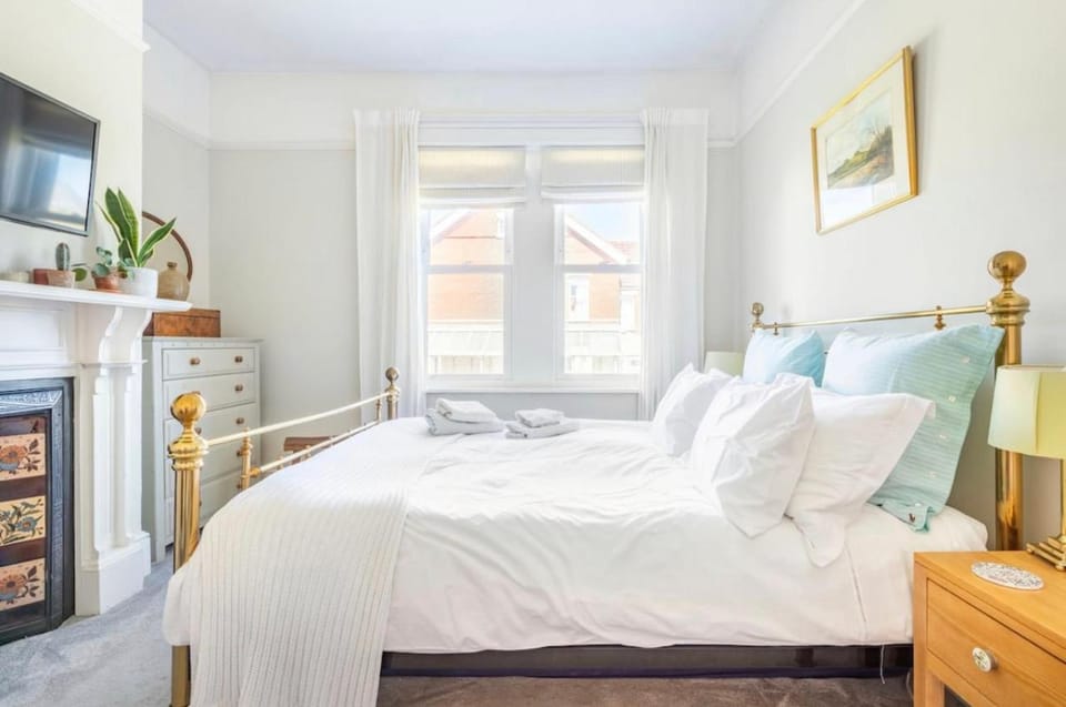 Bed, TV and multimedia, Photo of the whole room, Bedroom, towels
