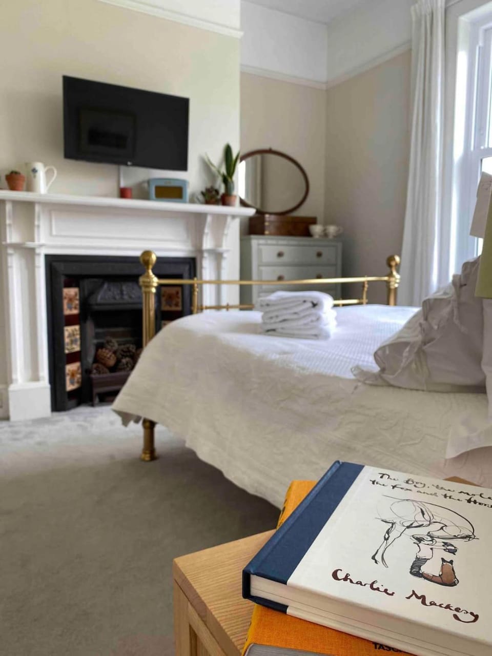 Bed, TV and multimedia, Bedroom, flat iron, towels