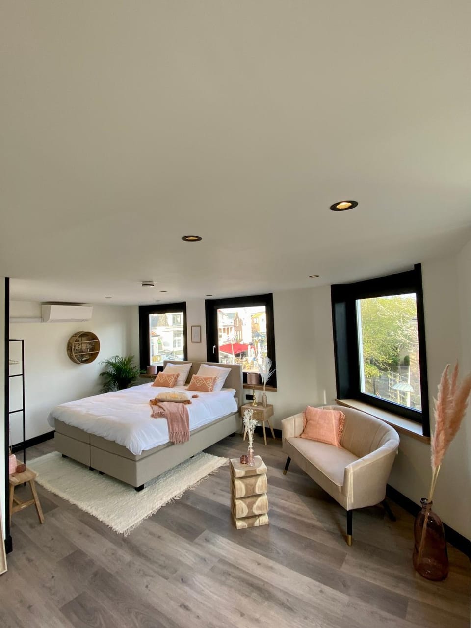 Bed, Seating area