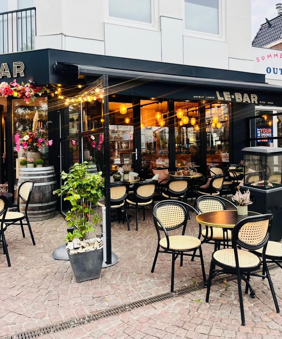 Property building, Restaurant/places to eat, Balcony/Terrace, Breakfast