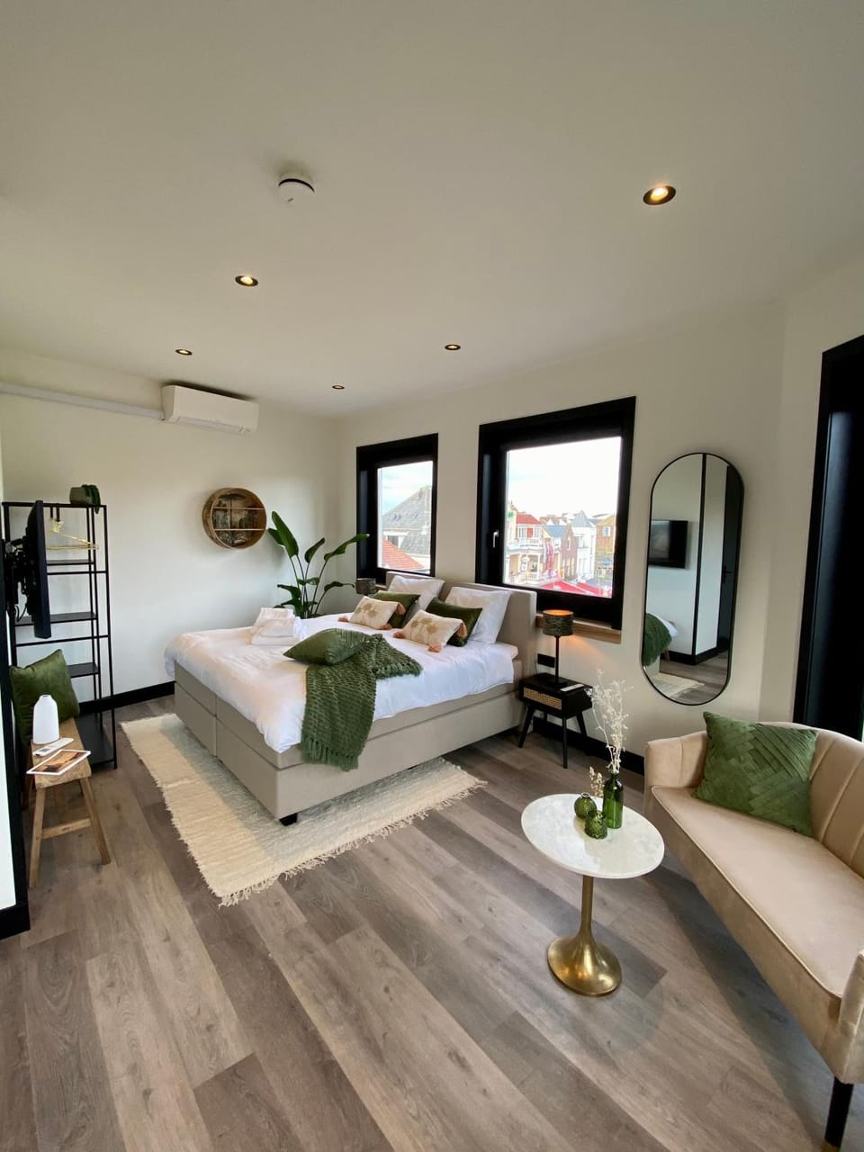 Bed, Seating area