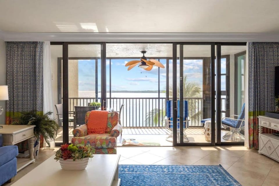 Harbour Tower 414 - Gorgeous Renovated 2 Bedroom Residence Apartment in Punta Rassa