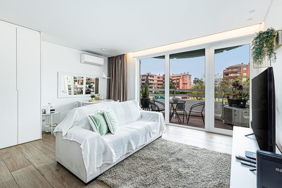 Communal lounge/ TV room, Bed, TV and multimedia, View (from property/room), Balcony/Terrace, Living room