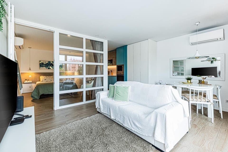 Communal lounge/ TV room, Bed, TV and multimedia, Kitchen or kitchenette, Living room, Seating area, air conditioner