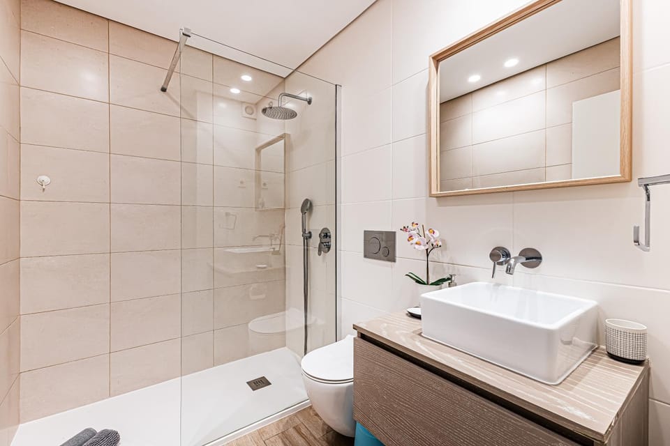 Shower, Toilet, Bathroom, Bath, towels