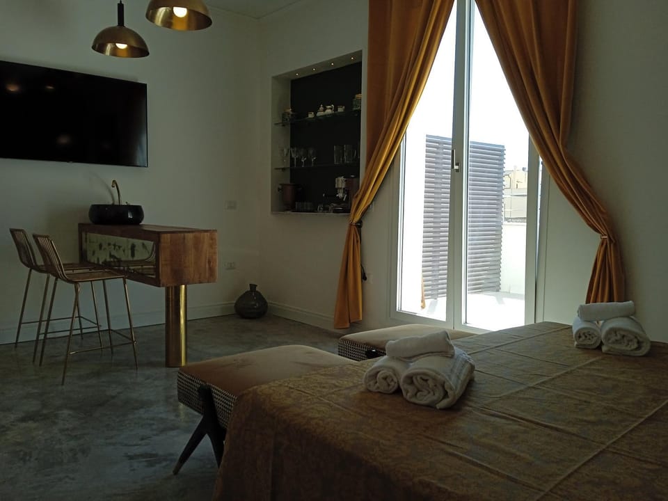 Lounge or bar, oven