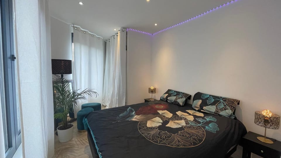 Bed, Photo of the whole room, Bedroom