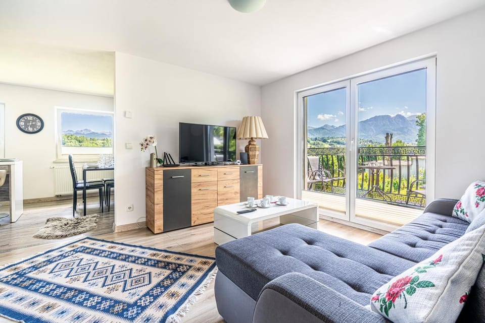 TV and multimedia, Living room, Seating area, Evening entertainment, Mountain view