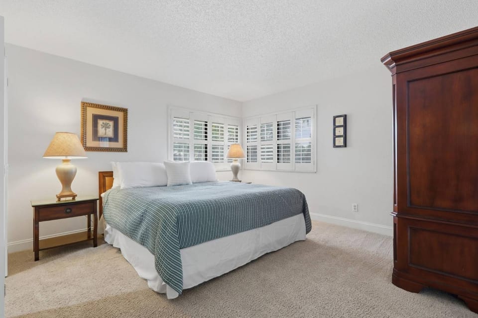 Serene Oasis - Pool and Lake Views House in Wesley Chapel