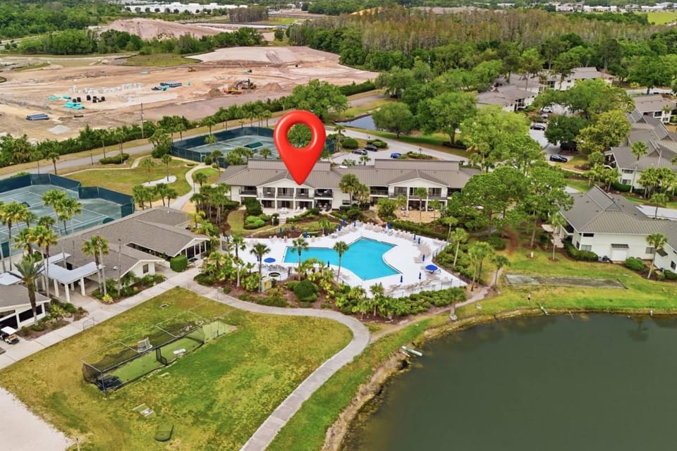 Serene Oasis - Pool and Lake Views House in Wesley Chapel