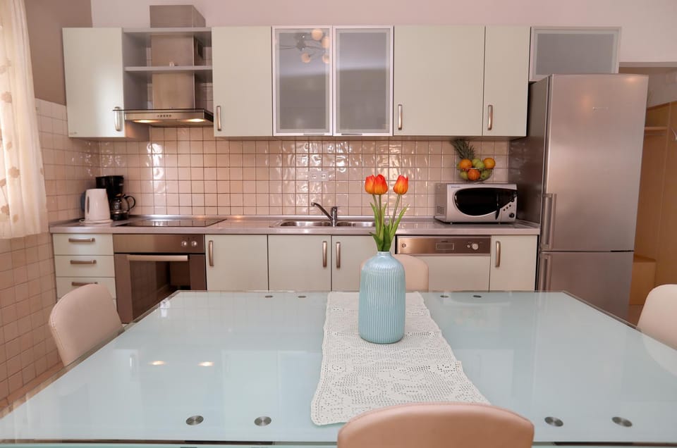 Villa Kuzmanić Apartment in Okrug Gornji