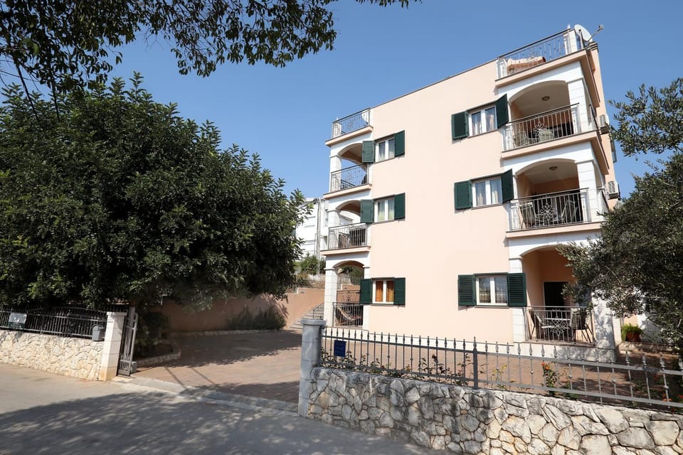 Villa Kuzmanić Apartment in Okrug Gornji