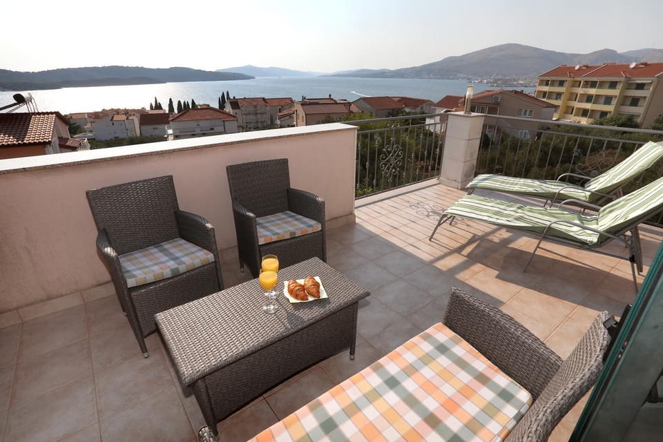 Villa Kuzmanić Apartment in Okrug Gornji