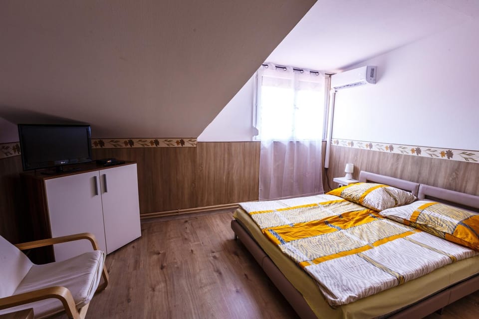 Bed, TV and multimedia, Bedroom, air conditioner