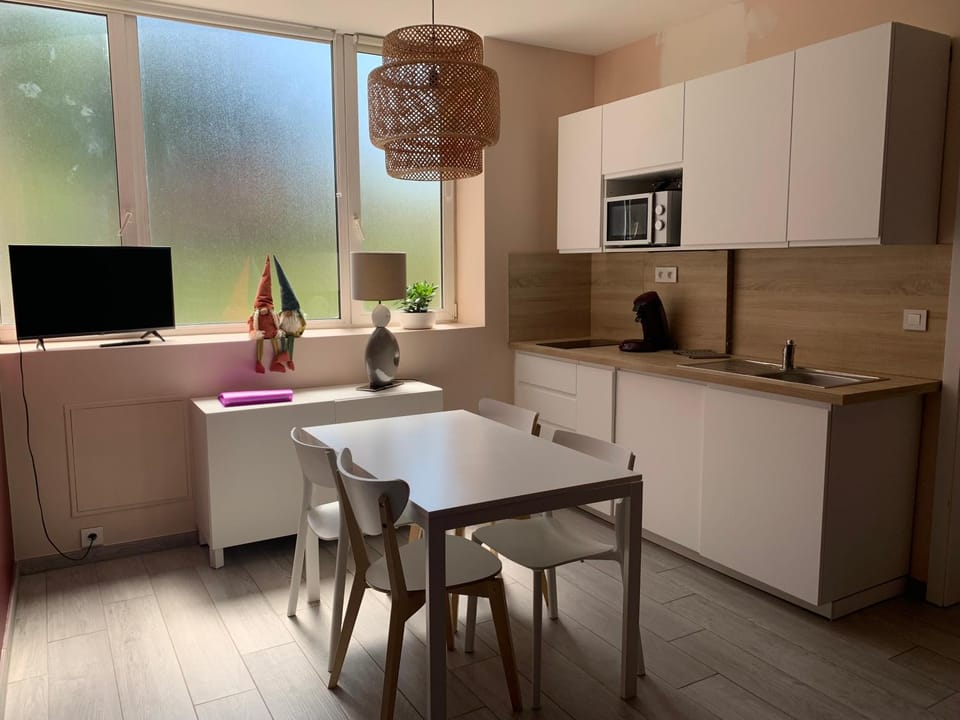 Kitchen or kitchenette, Dining area
