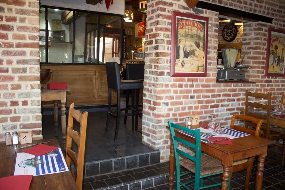 Restaurant/places to eat, Lounge or bar